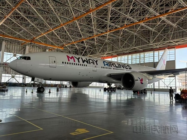 格鲁吉亚迈威航空在沪完成客机定检交付 格鲁吉亚迈威航空在沪完成客机定检交付